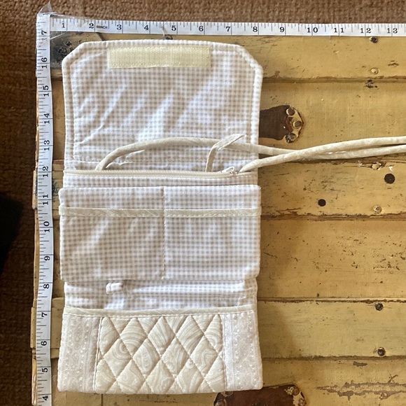 VERA BRADLEY CROSSBODY IVORY TAN NEUTRAL QUILT TRAVEL JEWELRY ORGANIZER MINI BAG - Picture 4 of 13